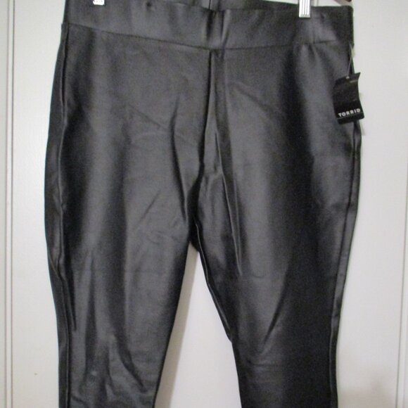 NWT Torrid Black Faux Leather Macrame (Back) Crop Pants Size 1/ 1X - Picture 1 of 5